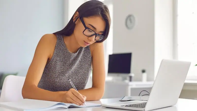 Une femme en train de suivre une formation de marchand de bien en ligne